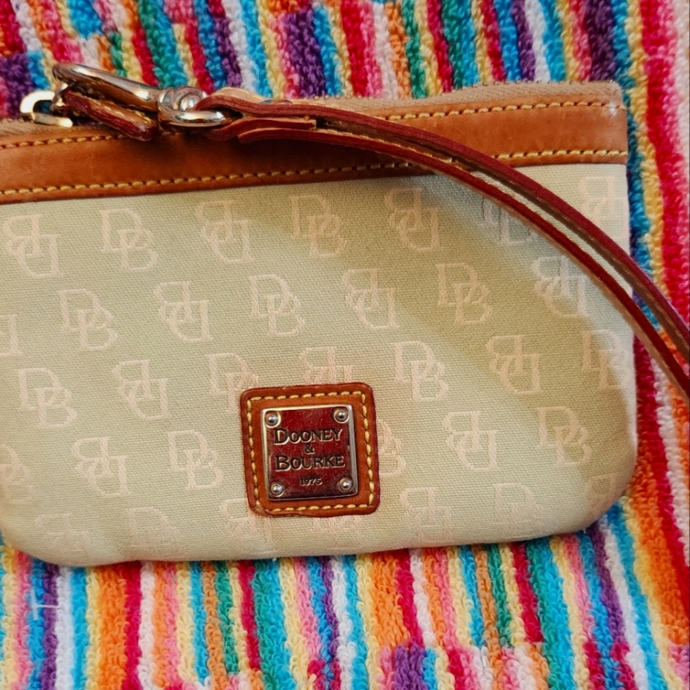 Y2k 💙🦄💕 Dooney Vintage Y2k Wristlet Green